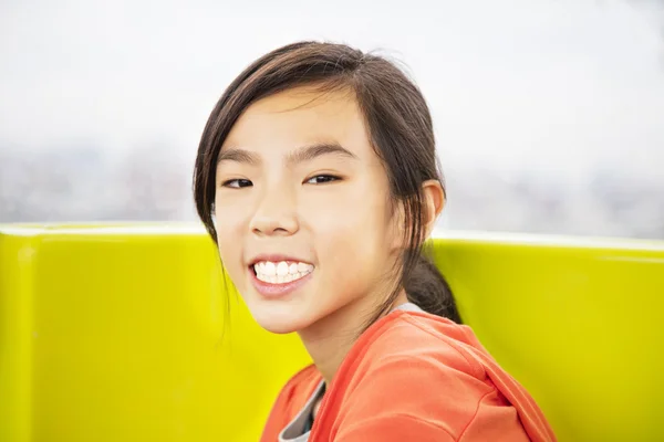 Beauty girl smiling and to look ahead — Stock Photo, Image
