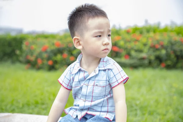 Niño apuntando con el dedo hacia adelante — Foto de Stock