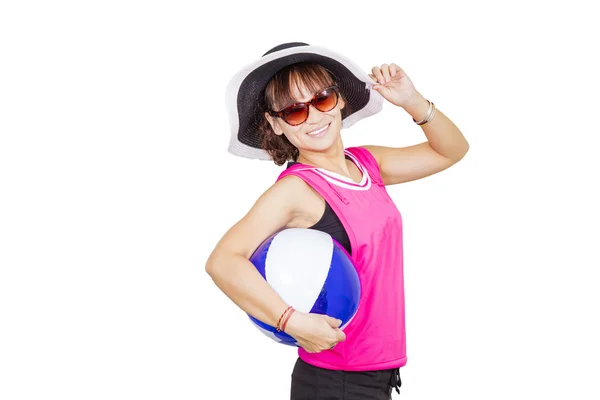 Hermosa mujer joven con sombrero y gafas de sol — Foto de Stock