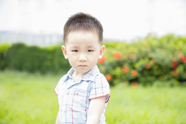 Niño inteligente absorbido por delante — Foto de Stock