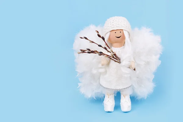 Bebek melek kedi-söğüt dalları üzerinde mavi bir arka plan ile