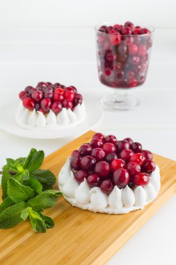 Beyaz ahşap zemin üzerine nane beze Pasta krema ve cranberries ile süslenmiş.