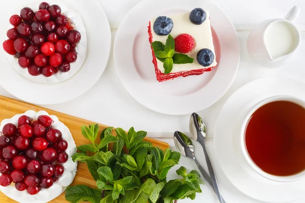 Vista superior do bolo de merengue com creme e cranberries. Bolo de veludo vermelho com mirtilos e framboesas . — Fotografia de Stock