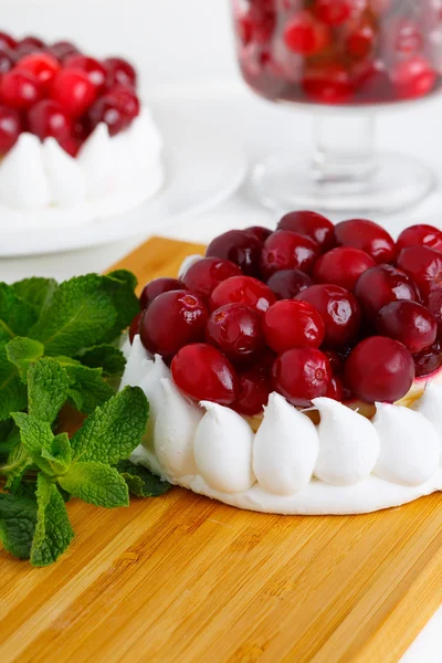 Close up meringue cake with cream and cranberries. — Stock Photo, Image