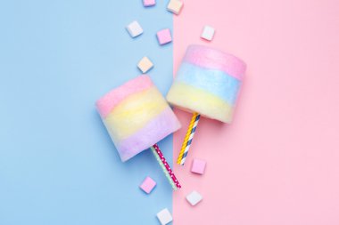 Çok renkli pamuk şeker. Pastel marshmallow. En az tarzı. Pastel arka plan