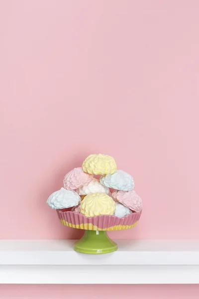 Estilo mínimo. Merengues multicolores sobre fondo rosa pastel —  Fotos de Stock