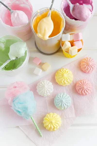 Visão superior do processo de preparação de merengues coloridos e marshmallows — Fotografia de Stock