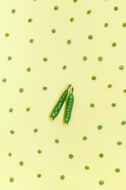 Taze bezelye ve fasulye bir sarı arka plan genel gider çekimde iki bakla