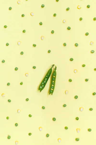 Taze bezelye ve Mısır sarı arka plan genel gider çekimde iki bakla