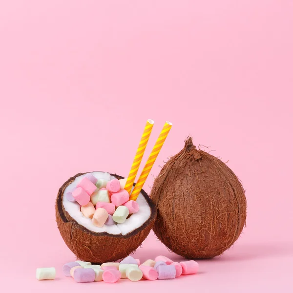 Hatmi pembe bir arka plan üzerinde yarım Hindistan cevizi içinde. En az kavramı