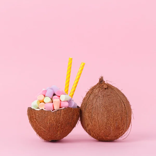 Leite de coco com marshmallow em meio coco em um fundo brilhante. Estilo mínimo — Fotografia de Stock