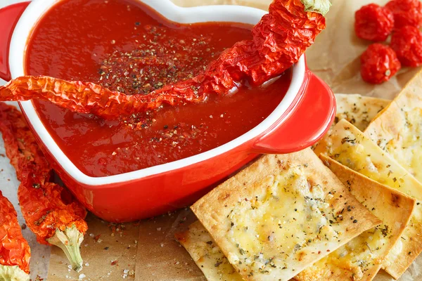 Yakın çekim ile baharat ve kırmızı biber domates çorbası