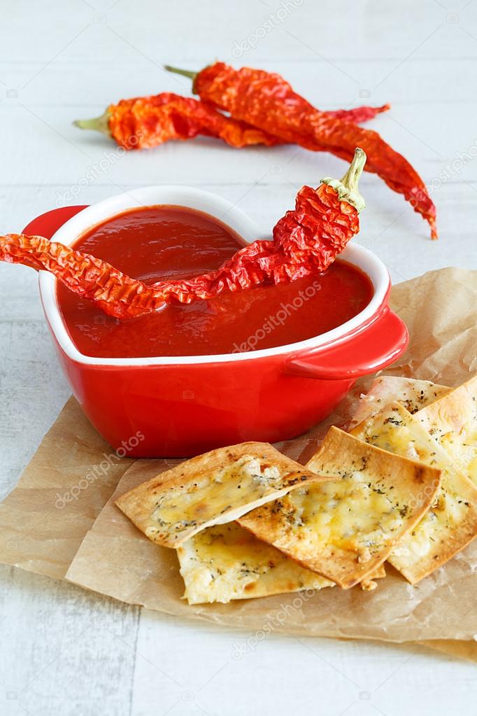 Tomato soup with chili and cheese crisps — Stock Photo