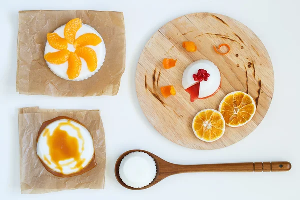 Panna cotta mandalina ve karamel ile Üstten Görünüm