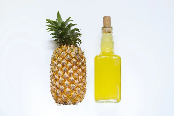 Vista dall'alto di un ananas maturo e succo fresco — Foto Stock