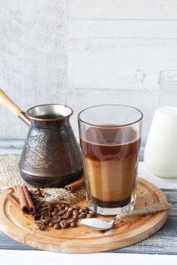 güçlü kahve süt ve tarçın. Cezve