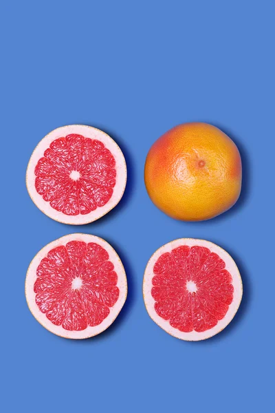 Minimal tasarım. Mavi bir arka plan üzerinde taze greyfurt
