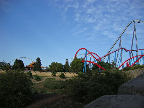 Un montagnes russes dans un parc d'attractions en Espagne — Photo