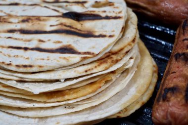 Siyah tavada kızarmış sosisli Meksika usulü tortilla manzarası.