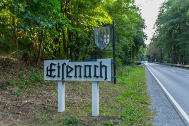 Eisenach yakınlarındaki Thüringen Ormanı 'ndaki güzel Wartburg Kalesi' nde sonbahar yürüyüşü - Thüringen / Almanya