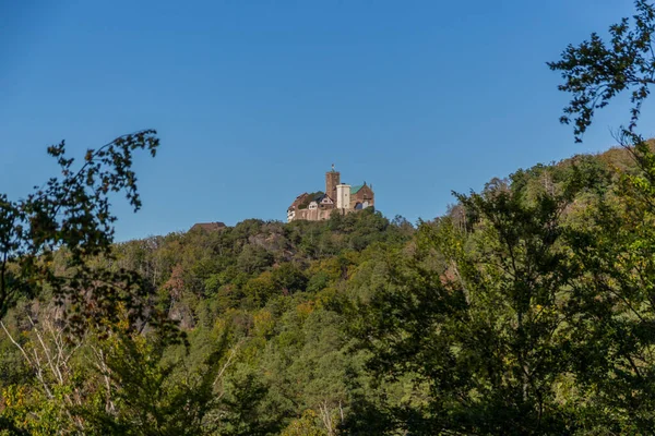 秋天漫步在德国图林根艾森纳奇附近图林根森林中美丽的沃特堡城堡 — 图库照片