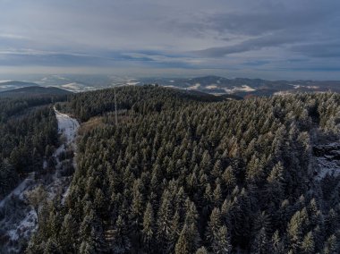 Thueringer Wald / Almanya 'nın Thueringer Ormanı boyunca farklı yerlerde kış yürüyüşü