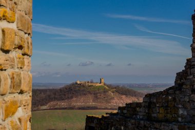 İlkbaharda Drei Gleichen etrafında yürüyüş Thuringian Havzası - Drei Gleichen - Almanya