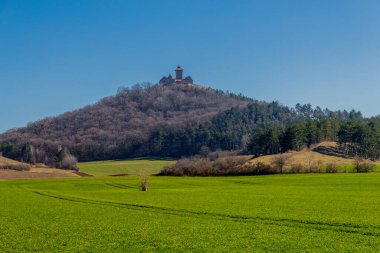 İlkbaharda Drei Gleichen etrafında yürüyüş Thuringian Havzası - Drei Gleichen - Almanya