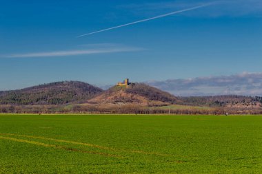 İlkbaharda Drei Gleichen etrafında yürüyüş Thuringian Havzası - Drei Gleichen - Almanya