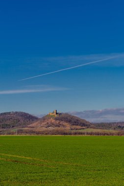 İlkbaharda Drei Gleichen etrafında yürüyüş Thuringian Havzası - Drei Gleichen - Almanya