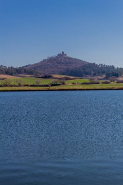 İlkbaharda Drei Gleichen etrafında yürüyüş Thuringian Havzası - Drei Gleichen - Almanya