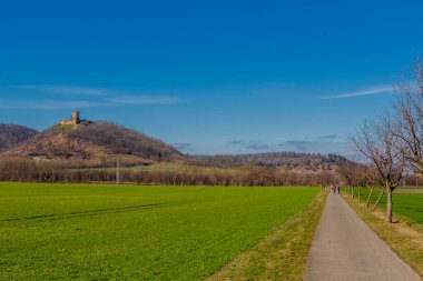 İlkbaharda Drei Gleichen etrafında yürüyüş Thuringian Havzası - Drei Gleichen - Almanya