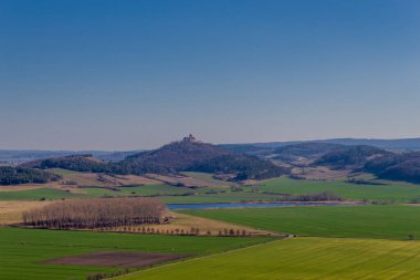 İlkbaharda Drei Gleichen etrafında yürüyüş Thuringian Havzası - Drei Gleichen - Almanya