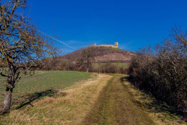 İlkbaharda Drei Gleichen etrafında yürüyüş Thuringian Havzası - Drei Gleichen - Almanya