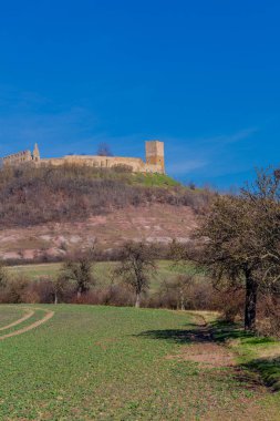İlkbaharda Drei Gleichen etrafında yürüyüş Thuringian Havzası - Drei Gleichen - Almanya