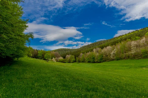 นไปย งปราสาท Frankenberg คกลางใกล Schmalkalden Thuringia เยอรมน — ภาพถ่ายสต็อก