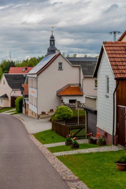 Thüringen Ormanı 'ndaki dar su barajının etrafında bahar yürüyüşü - Tambach-Dietharz / Almanya
