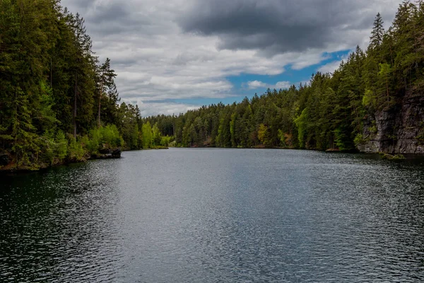 Thüringen Ormanı 'ndaki dar su barajının etrafında bahar yürüyüşü - Tambach-Dietharz / Almanya