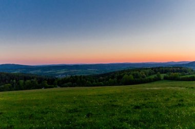 Thüringen Ormanı 'nda güzel bir günbatımına doğru yürürken 