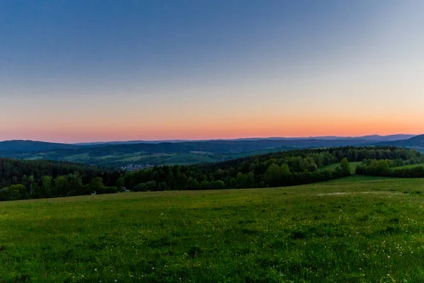 Thüringen Ormanı 'nda güzel bir günbatımına doğru yürürken 