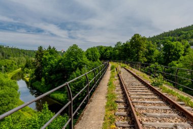 Ziegenrueck yakınlarındaki Thüringen Denizi 'ndeki Hohenwarte Barajı' nda yürüyüş.