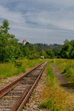 Ziegenrueck yakınlarındaki Thüringen Denizi 'ndeki Hohenwarte Barajı' nda yürüyüş.