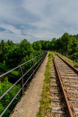 Ziegenrueck yakınlarındaki Thüringen Denizi 'ndeki Hohenwarte Barajı' nda yürüyüş.