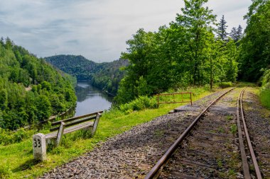 Ziegenrueck yakınlarındaki Thüringen Denizi 'ndeki Hohenwarte Barajı' nda yürüyüş.