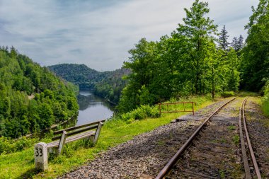 Ziegenrueck yakınlarındaki Thüringen Denizi 'ndeki Hohenwarte Barajı' nda yürüyüş.