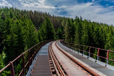 Ziegenrueck yakınlarındaki Thüringen Denizi 'ndeki Hohenwarte Barajı' nda yürüyüş.