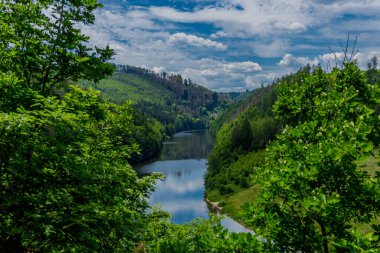 Ziegenrueck yakınlarındaki Thüringen Denizi 'ndeki Hohenwarte Barajı' nda yürüyüş.