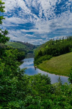 Ziegenrueck yakınlarındaki Thüringen Denizi 'ndeki Hohenwarte Barajı' nda yürüyüş.