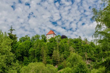 Ziegenrueck yakınlarındaki Thüringen Denizi 'ndeki Hohenwarte Barajı' nda yürüyüş.