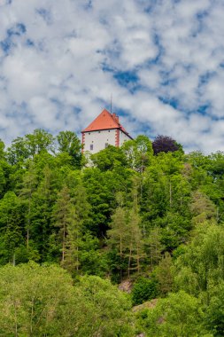 Ziegenrueck yakınlarındaki Thüringen Denizi 'ndeki Hohenwarte Barajı' nda yürüyüş.